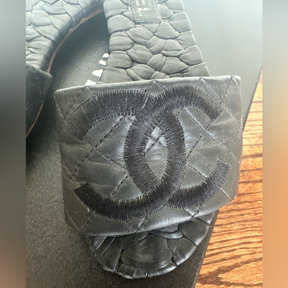 CHANEL BLACK LEATHER INSOLE CC LOGO FLAT SLIDES - Picture 2 of 4